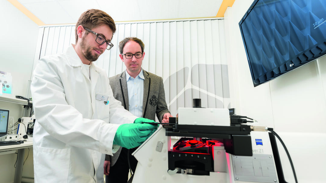 Die Nanoscribe-Gründungsmitglieder Dr. Michael Thiel (li) und Martin Hermatschweiler (re) (Foto: Tobias Schwerdt/Nanoscribe)