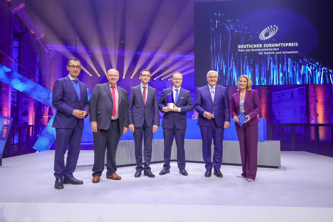 Gruppenbild: Bundespräsident Frank-Walter Steinmeier mit den Gewinnern des Deutschen Zukunftspreises