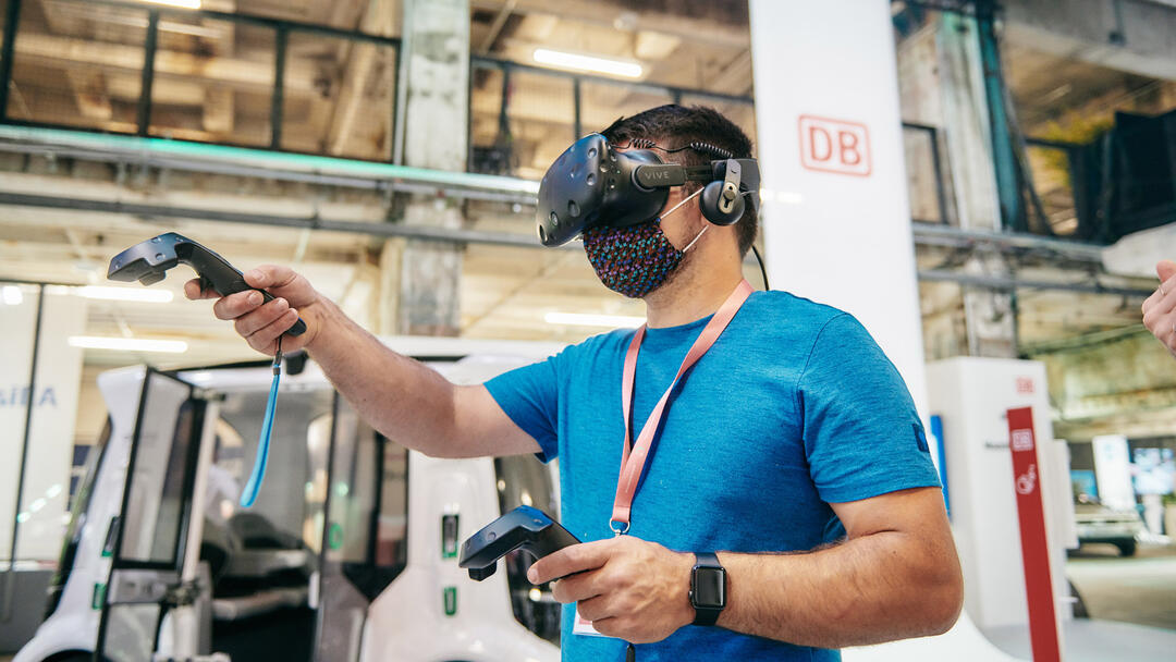 Mann mit VR-Brille (Foto: Deutsche Bahn AG/Dominic Dupont)