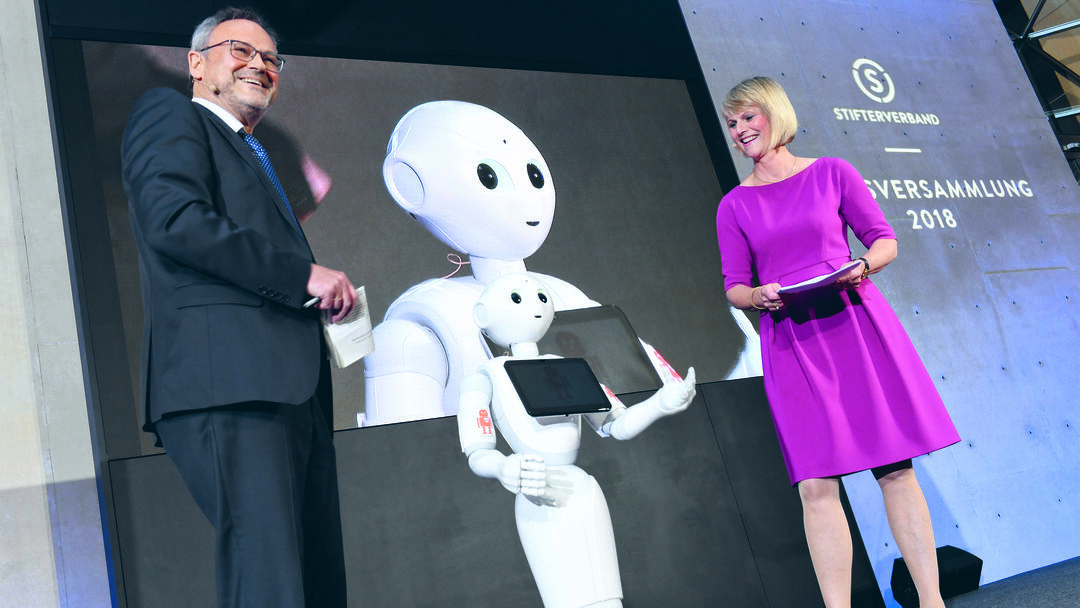 Peter Handke und sein Roboter Pepper (Foto: David Ausserhofer)