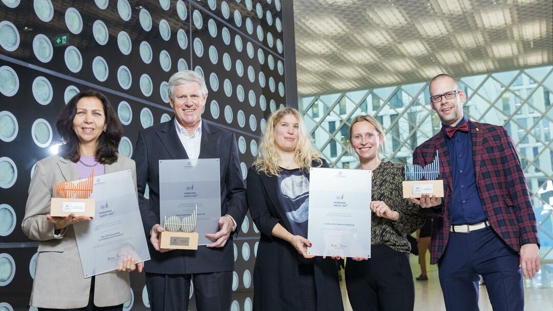 Die Gewinner von Wirkung hoch 100 mit ihren Trophäen (Foto: Kay Herschelmann)