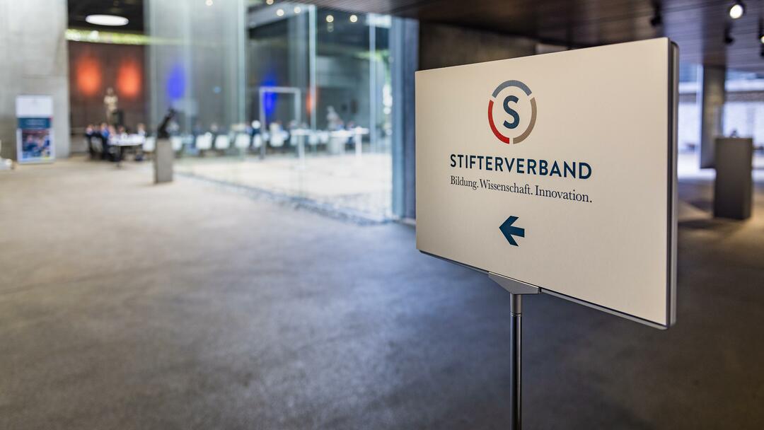 das neue Stifterverbands-Logo (Foto: Damian Gorczany) 