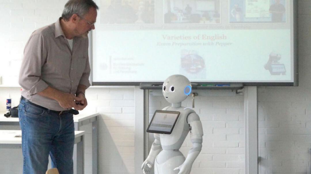Jürgen Handke mit Pepper (Foto: Projekt H.E.A.R.T.)