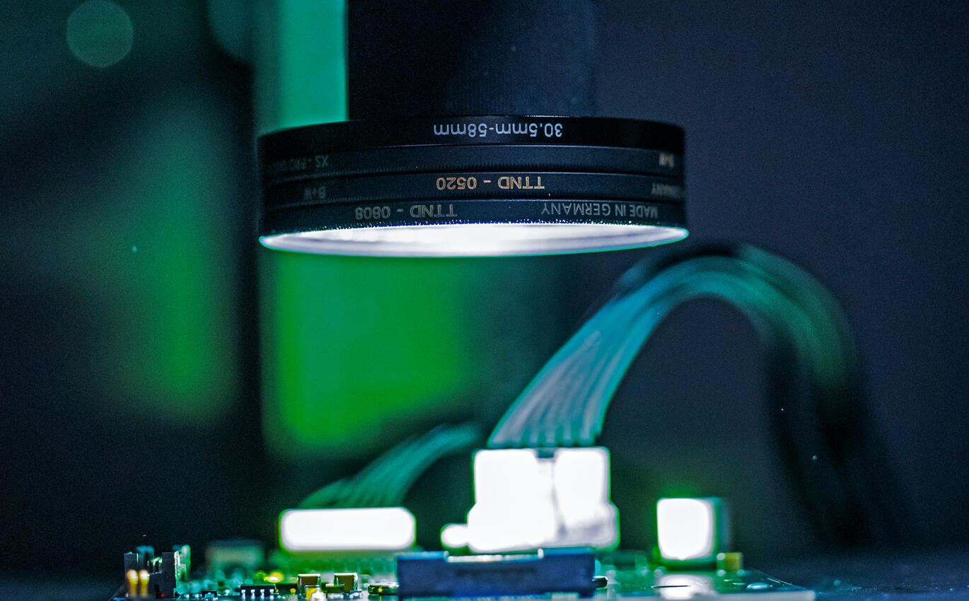 Das Bild zeigt eine Leuchtdichtekamera-Messung einer Testleiterplatine 