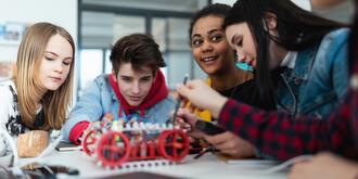 Gymnasiasten experimentieren mit Robotik