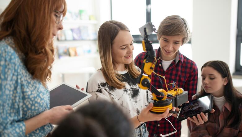 Schüler beim Roboterprojekt