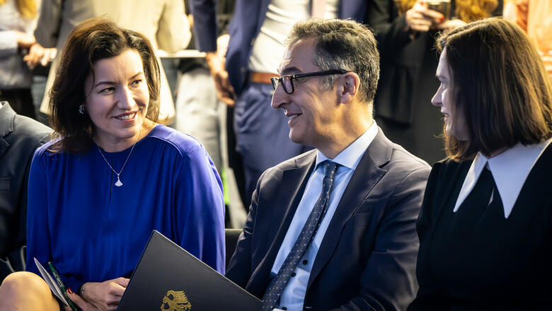 Cem Özdemir und Dorothee Bär bei der Amtsübergabe Mai 2025