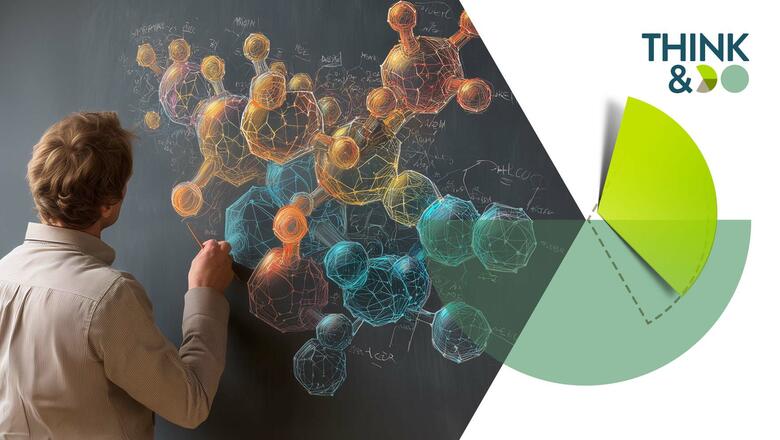 Lehrer an der Schultafel vor naturwissenschaftlicher Zeichnung