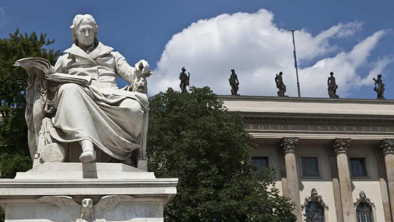 Humboldt Statue vor der Universität in Berlin 