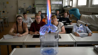 Chemieunterricht an einer Schule (Foto: Christoph Mischke/Fakultät für Chemie der Georg-August-Universität Göttingen)