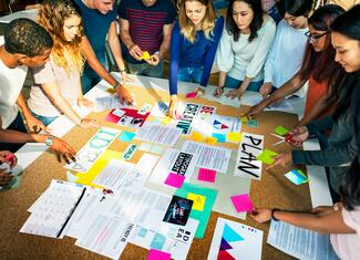 Junge Menschen in einer Workshop-Situation