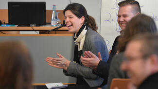 Teilnehmerin der Lehr-/Lernkonferenz lacht (Foto: David Ausserhofer)