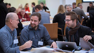 Teilnehmer der Lehr-/Lernkonferenz lachen zusammen (Foto: Kay Herschelmann)